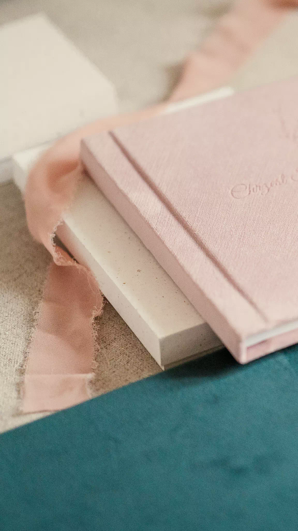 Otwarty fotoalbum oraz albumy w materiałowych oprawach