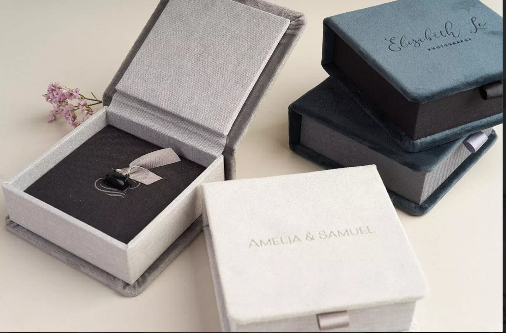 Pendrive'y w eleganckich materiałowych pudełkach